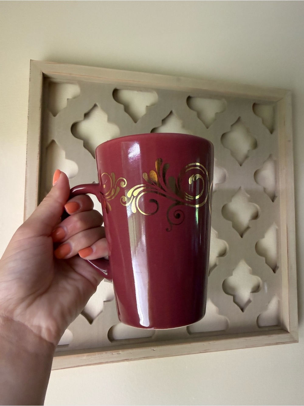 Gold-Accent Maroon Ceramic Mug — Elegant Everyday Cup